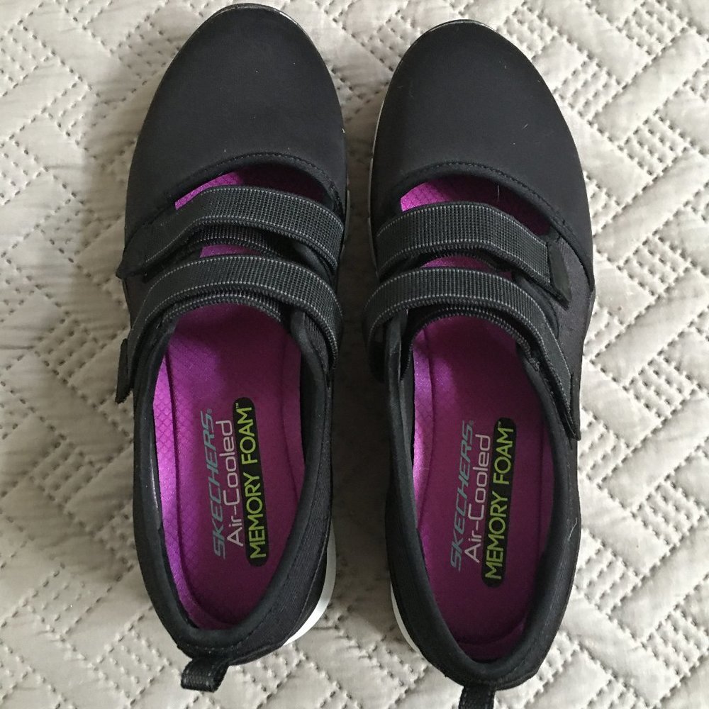 Ladie's SKECHERS Air Colled Memory Foam Walking Shoes, Size US 9